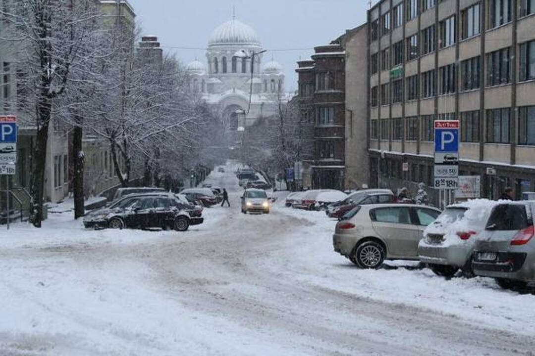 „Kauno švara“ žada per naktį barstyti ir valyti gatves