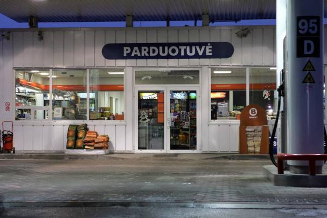 Vilniuje vidury dienos apiplėšta degalinė 