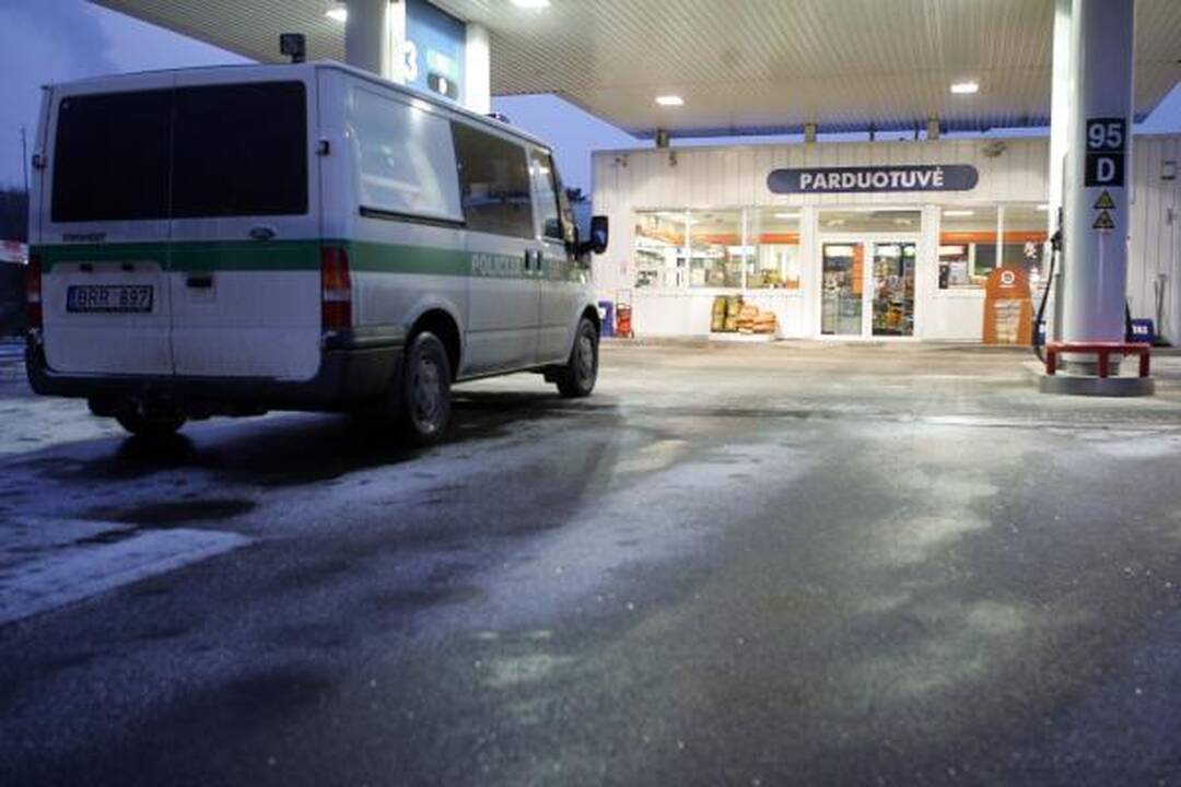 Vilniuje vidury dienos apiplėšta degalinė 