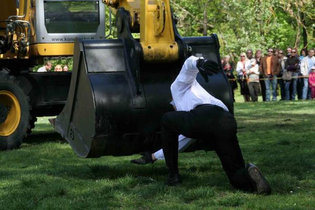 Sostinės Sereikiškių parke - vyro šokis su ekskavatoriumi