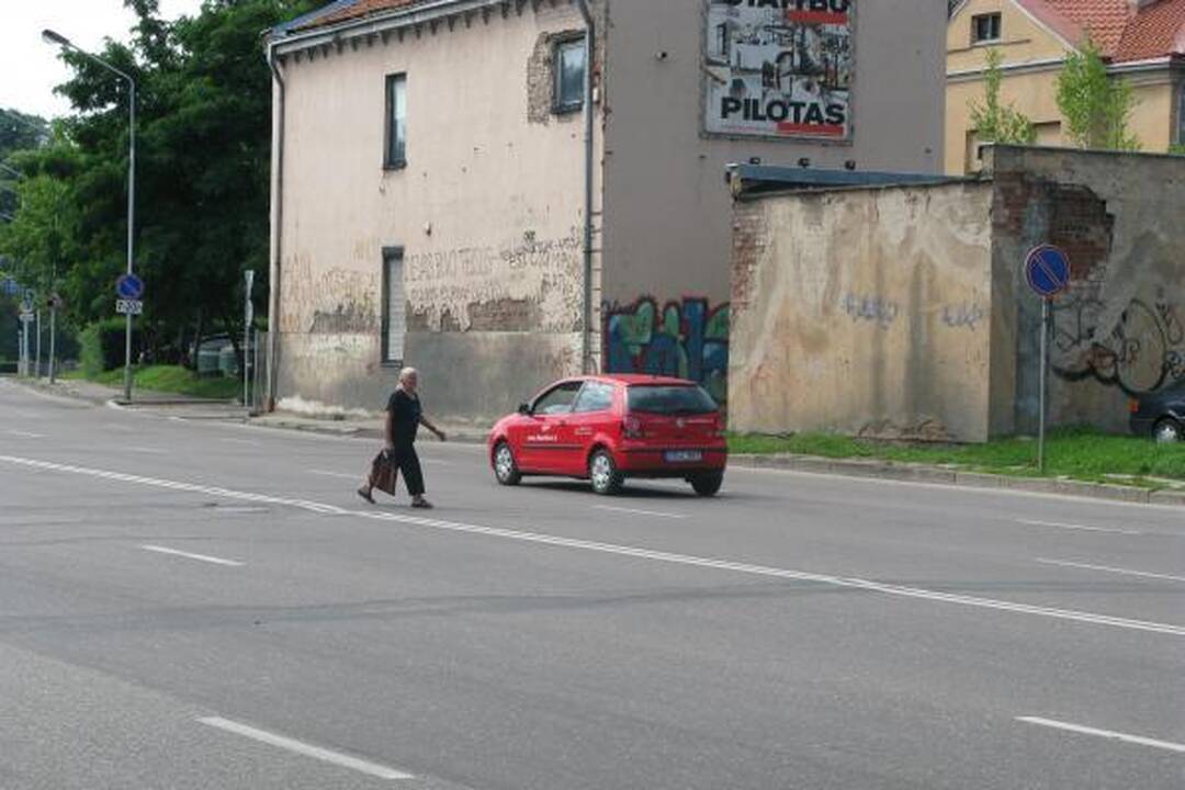 Pėstieji Birštono gatve eina kur nori ir kaip nori