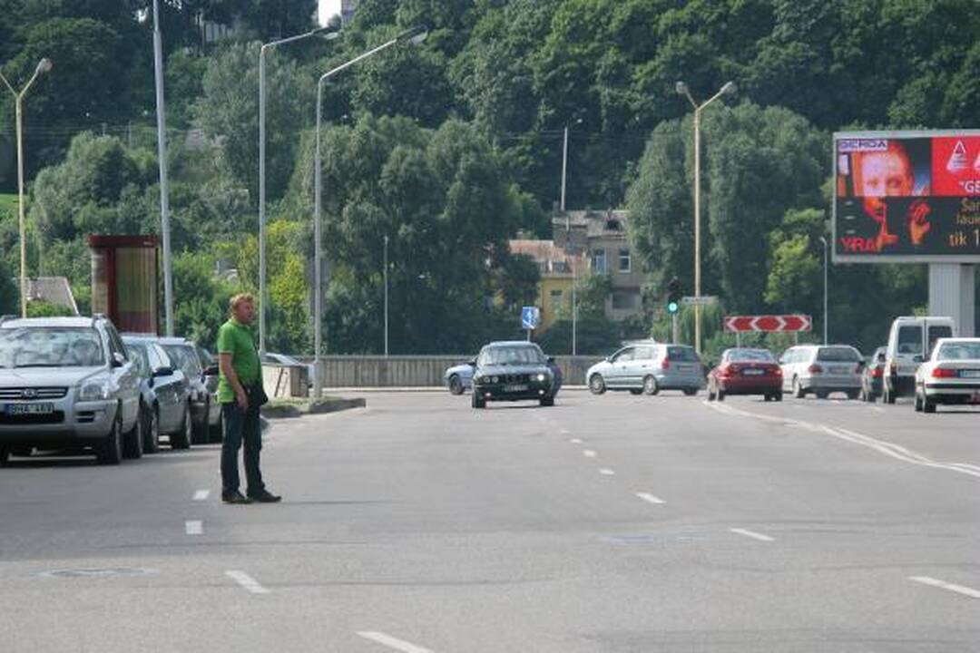 Pėstieji Birštono gatve eina kur nori ir kaip nori
