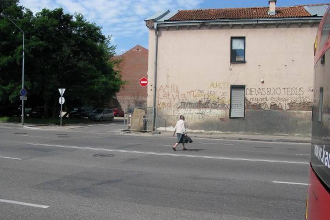 Pėstieji Birštono gatve eina kur nori ir kaip nori