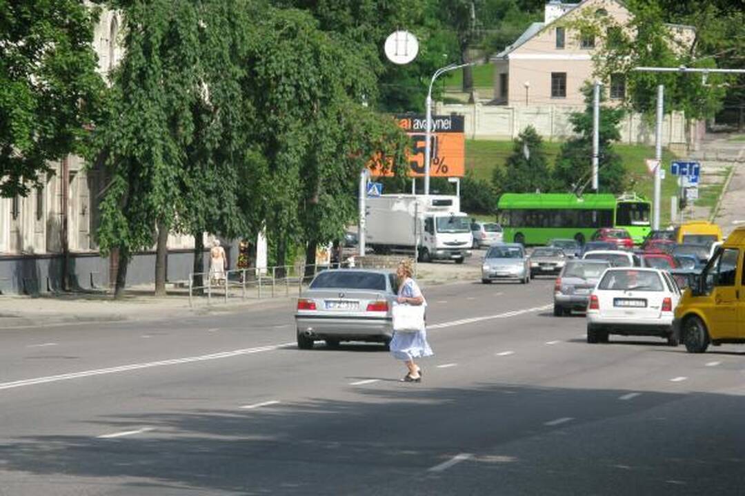 Pėstieji Birštono gatve eina kur nori ir kaip nori