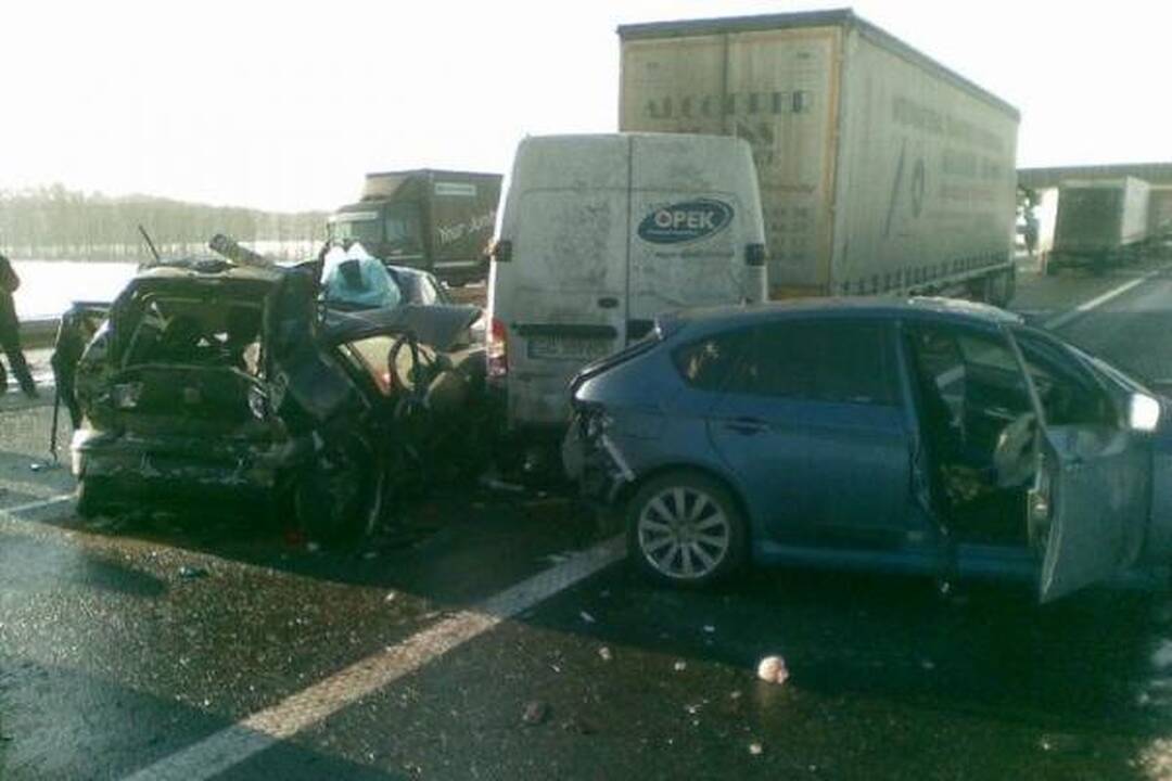 Lenkijoje susidūrus 40 automobilių žuvo du žmonės, penki sužeisti (foto)