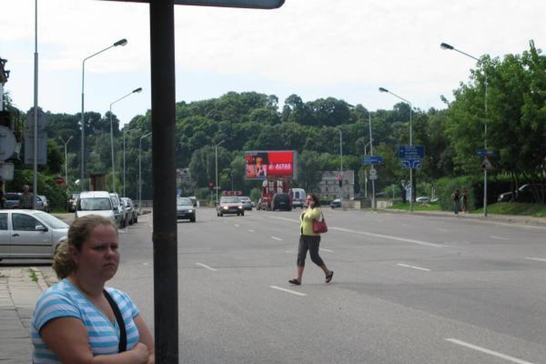 Pėstieji Birštono gatve eina kur nori ir kaip nori