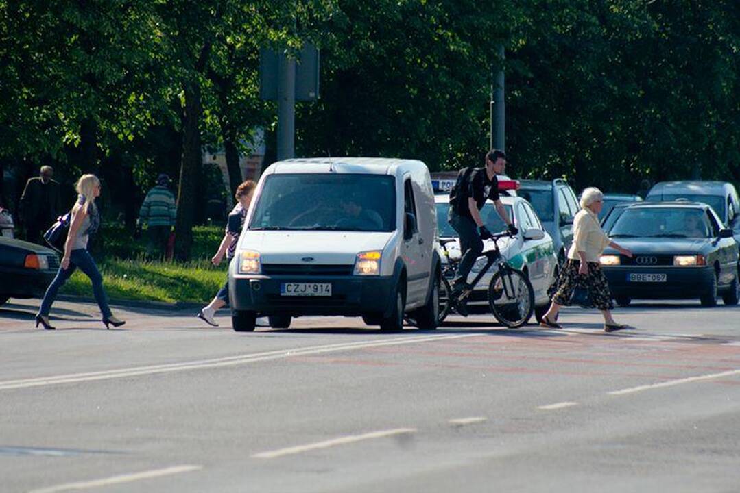 Vilniuje pėsčiųjų perėjoje partrenkta moksleivė
