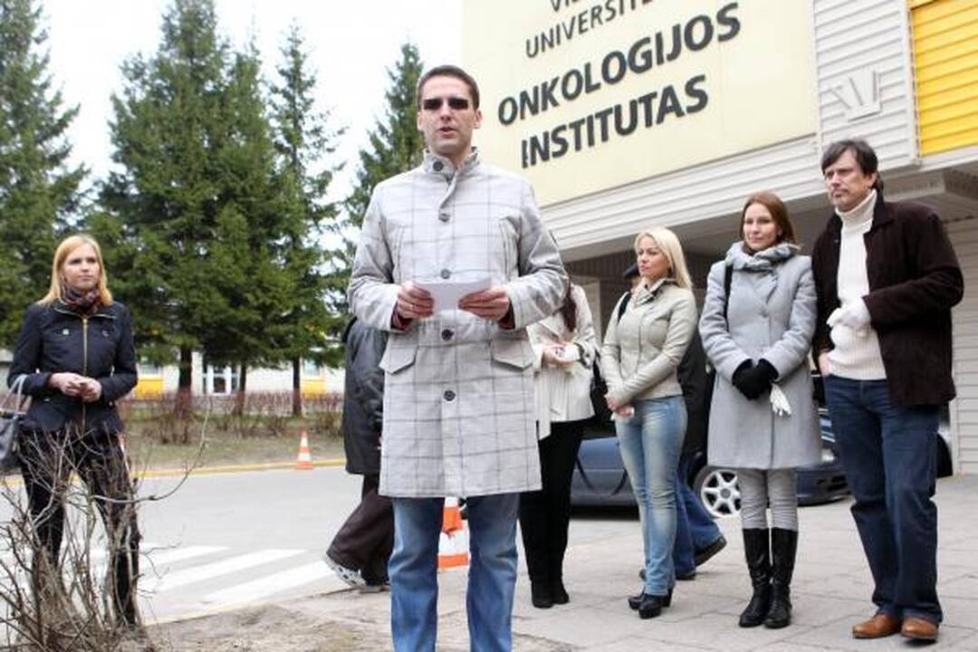LNK laidų vedėjai iš gėlių pasodino simbolinį „Gerumo sparną“ 