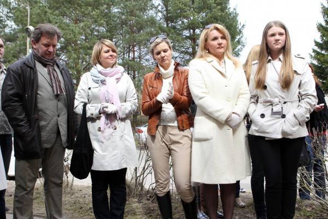 LNK laidų vedėjai iš gėlių pasodino simbolinį „Gerumo sparną“ 