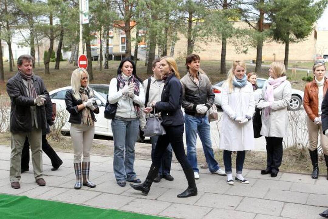 LNK laidų vedėjai iš gėlių pasodino simbolinį „Gerumo sparną“ 