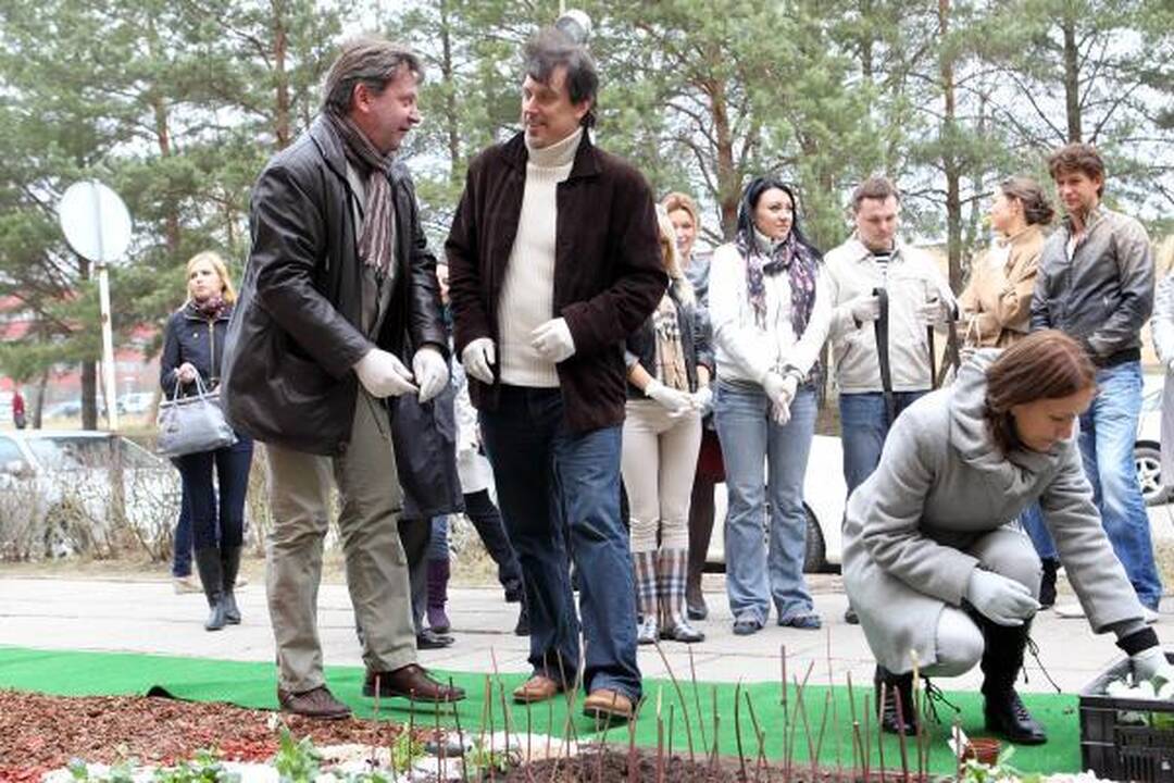 LNK laidų vedėjai iš gėlių pasodino simbolinį „Gerumo sparną“ 