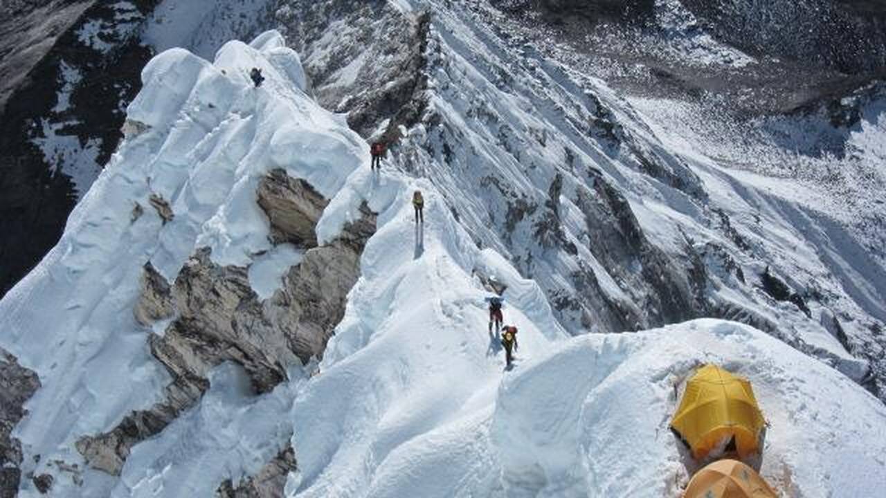 Lietuvis, ištvėręs aukščio ligos simptomus, įkopė į Ama Dablam kalną