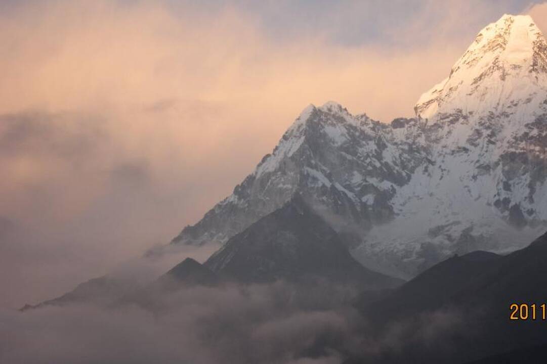Lietuvis, ištvėręs aukščio ligos simptomus, įkopė į Ama Dablam kalną