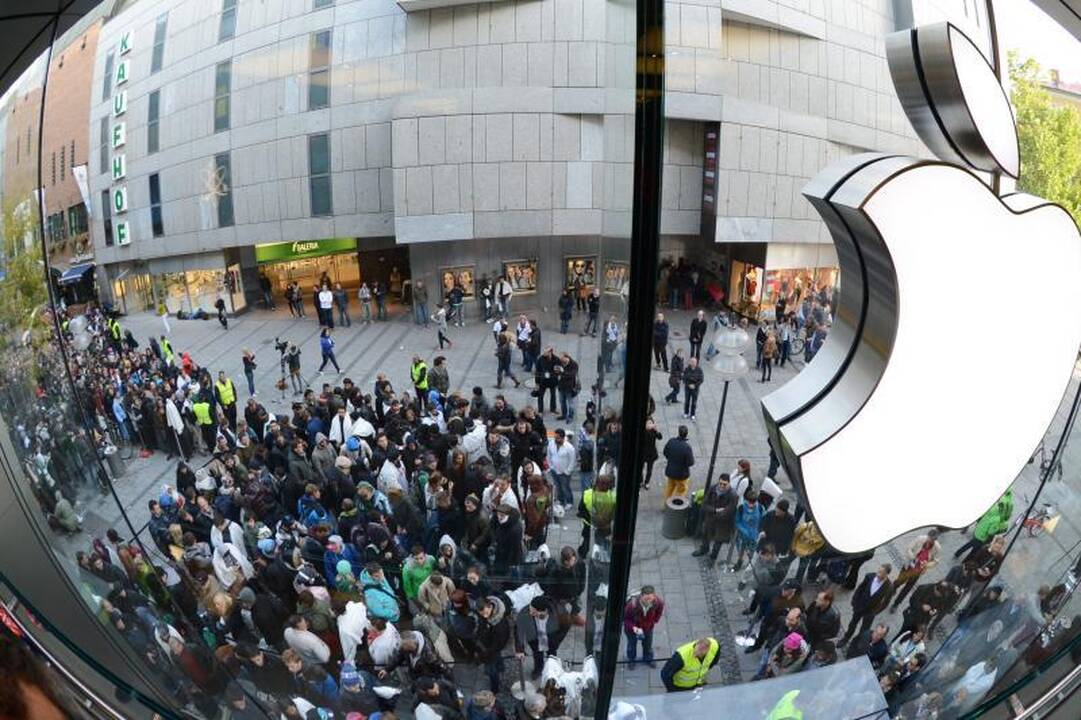 Pasaulyje pradėta prekyba „iPhone 5“, o lietuviai dar lauks savaitę