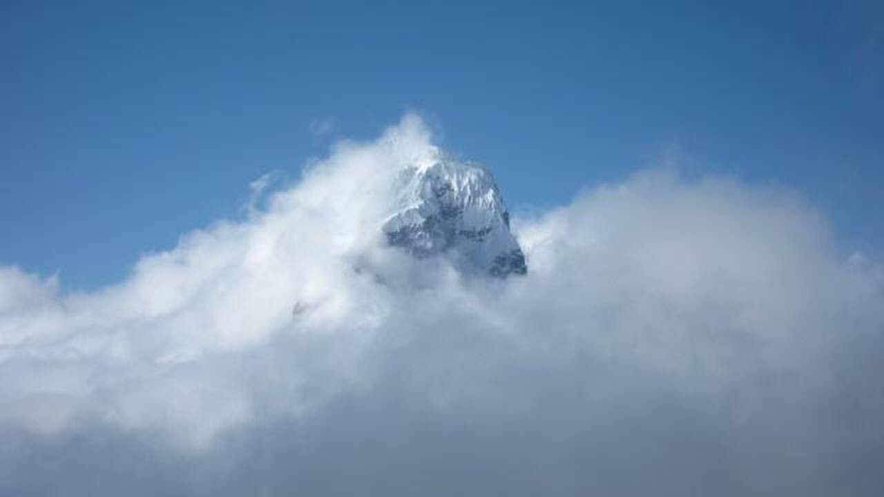 Lietuvis, ištvėręs aukščio ligos simptomus, įkopė į Ama Dablam kalną