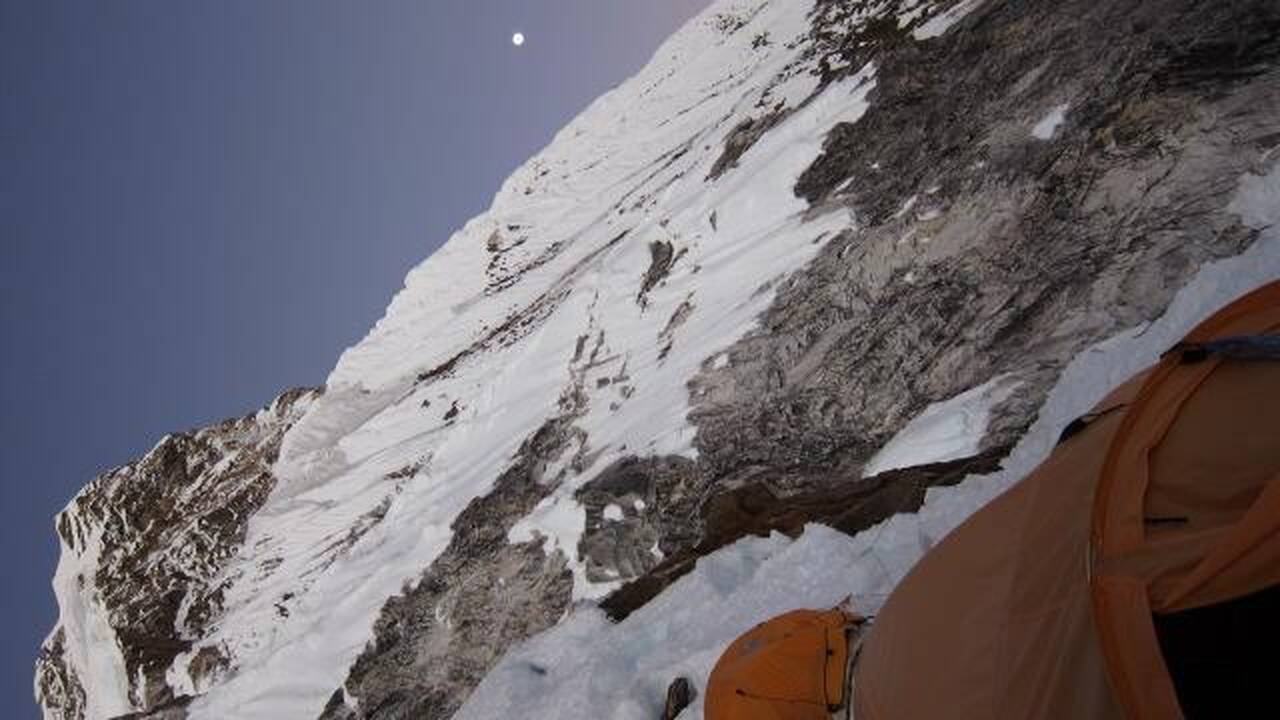 Lietuvis, ištvėręs aukščio ligos simptomus, įkopė į Ama Dablam kalną
