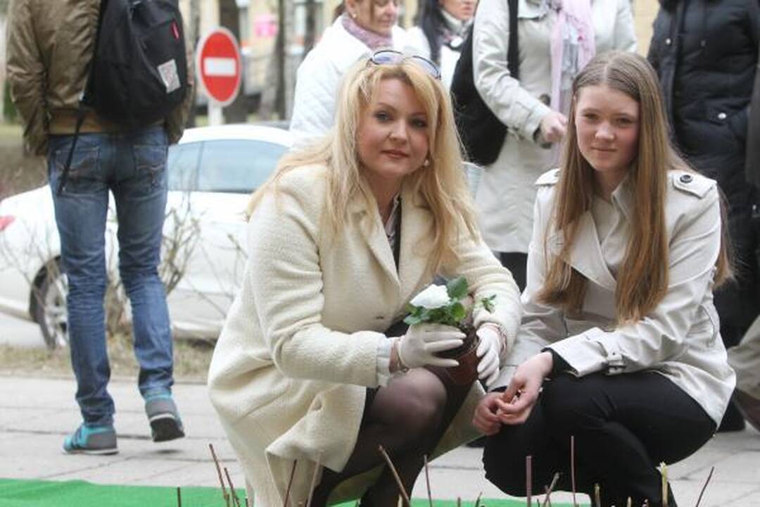 LNK laidų vedėjai iš gėlių pasodino simbolinį „Gerumo sparną“ 