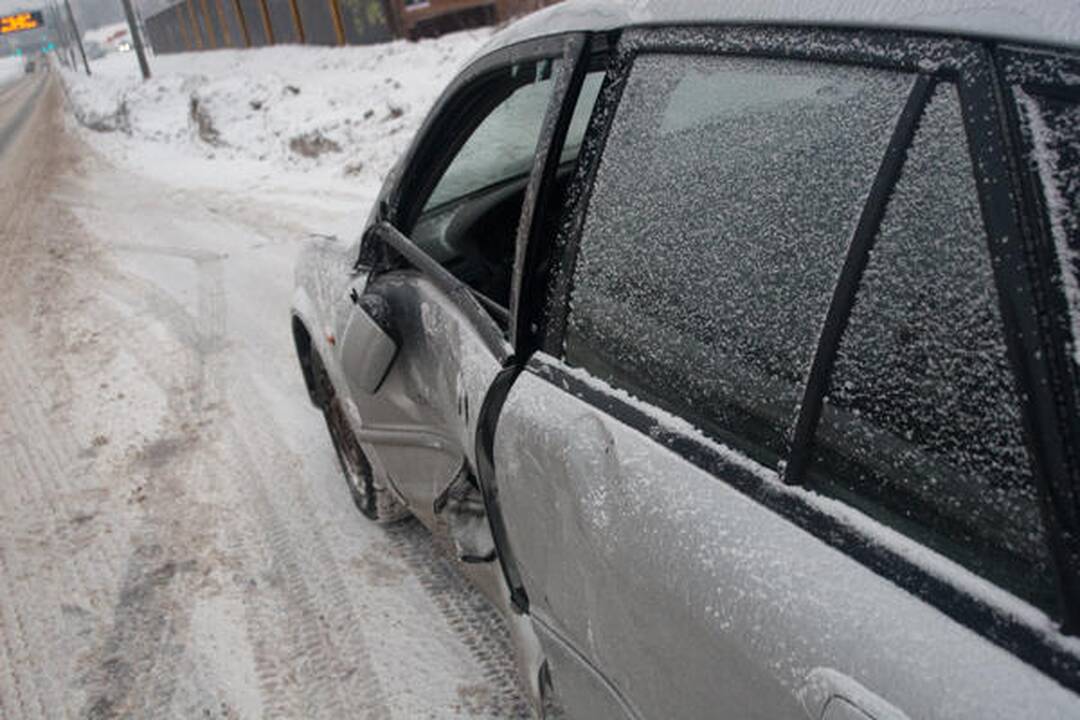 Vilniuje automobilio nesuvaldžiusi moteris suniokojo stotelę