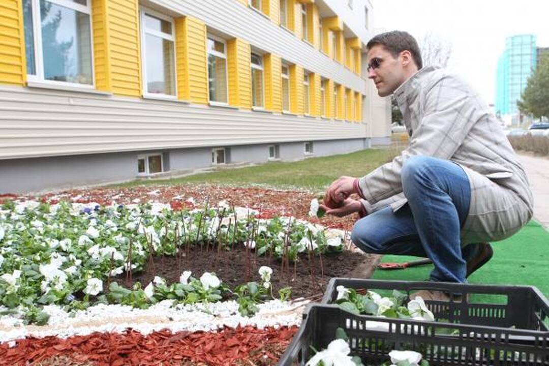 LNK laidų vedėjai iš gėlių pasodino simbolinį „Gerumo sparną“ 