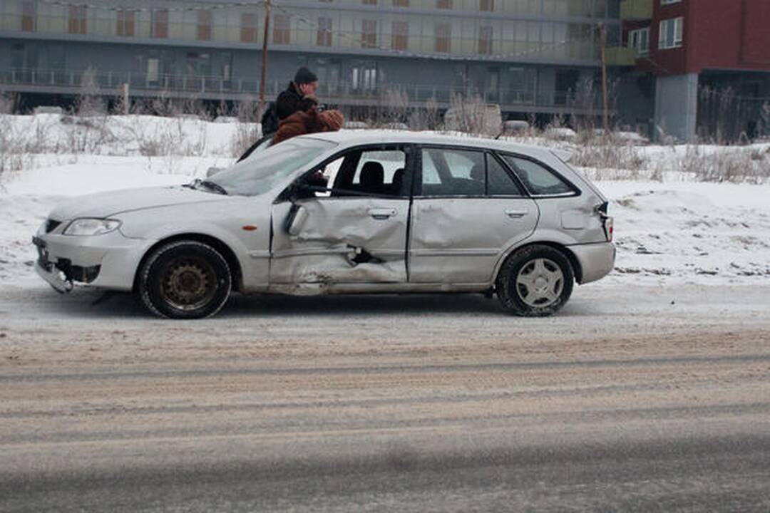 Vilniuje automobilio nesuvaldžiusi moteris suniokojo stotelę