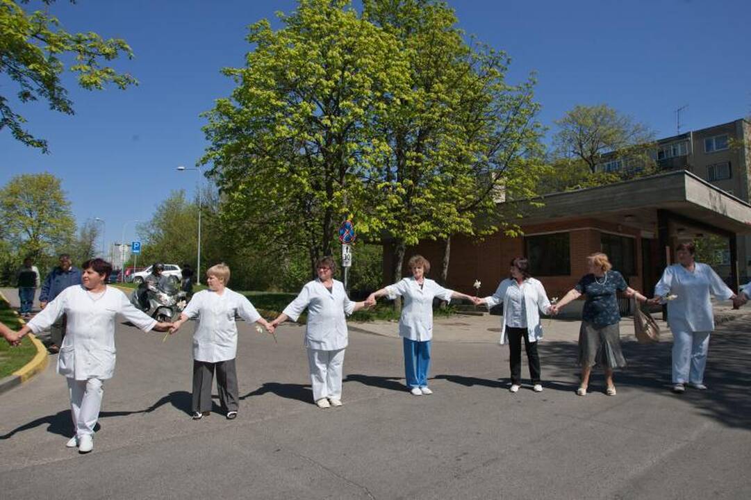 Medikai protestuodami rankomis apjuosė Antakalnio ligoninę 
