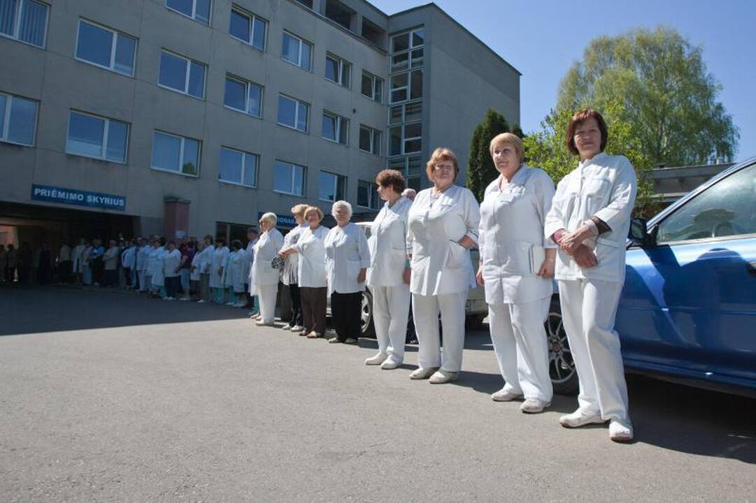 Medikai protestuodami rankomis apjuosė Antakalnio ligoninę 