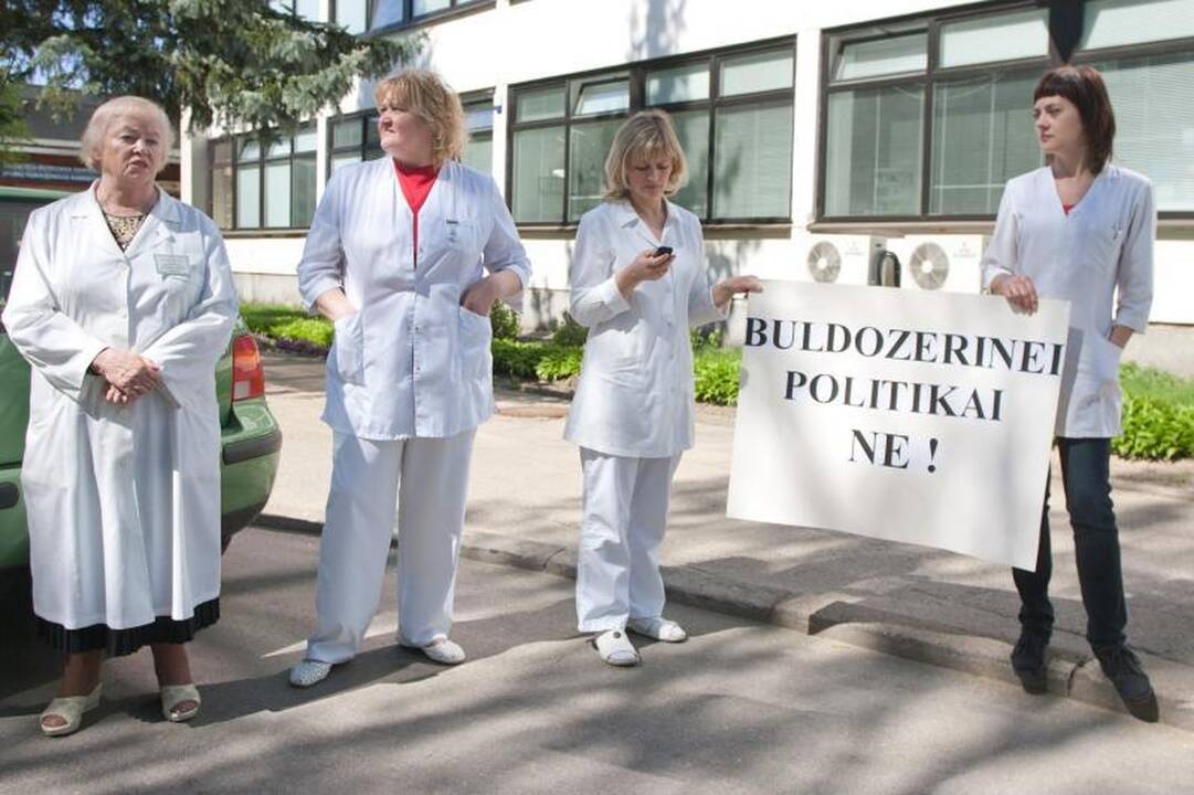 Medikai protestuodami rankomis apjuosė Antakalnio ligoninę 