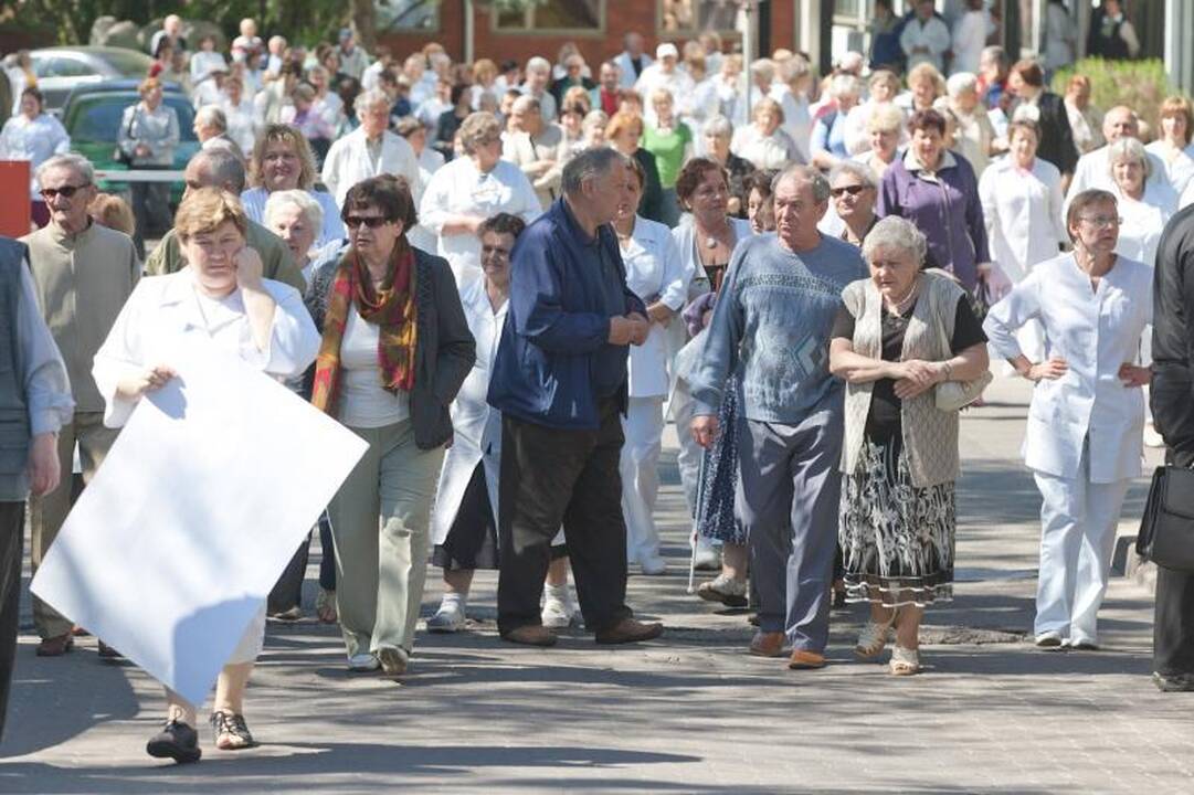 Medikai protestuodami rankomis apjuosė Antakalnio ligoninę 