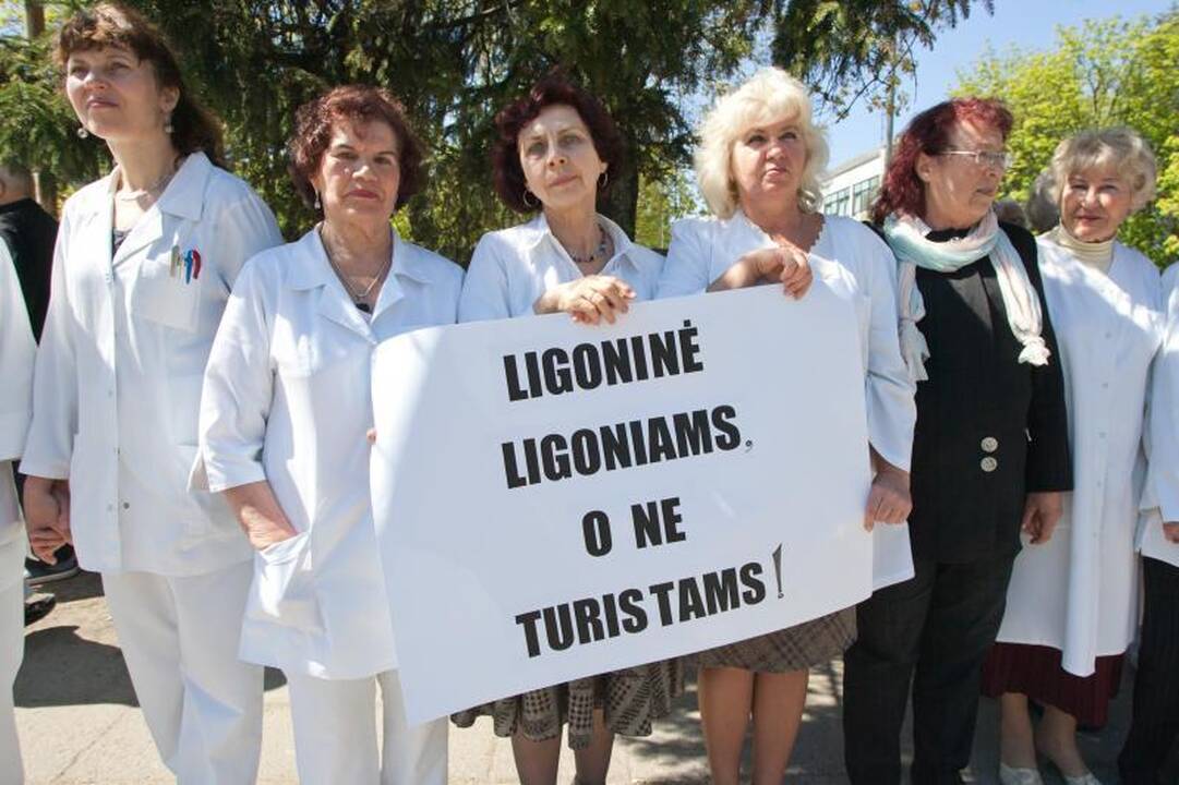 Medikai protestuodami rankomis apjuosė Antakalnio ligoninę 