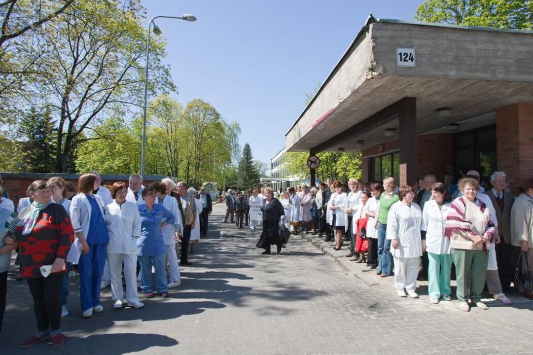 Medikai protestuodami rankomis apjuosė Antakalnio ligoninę 