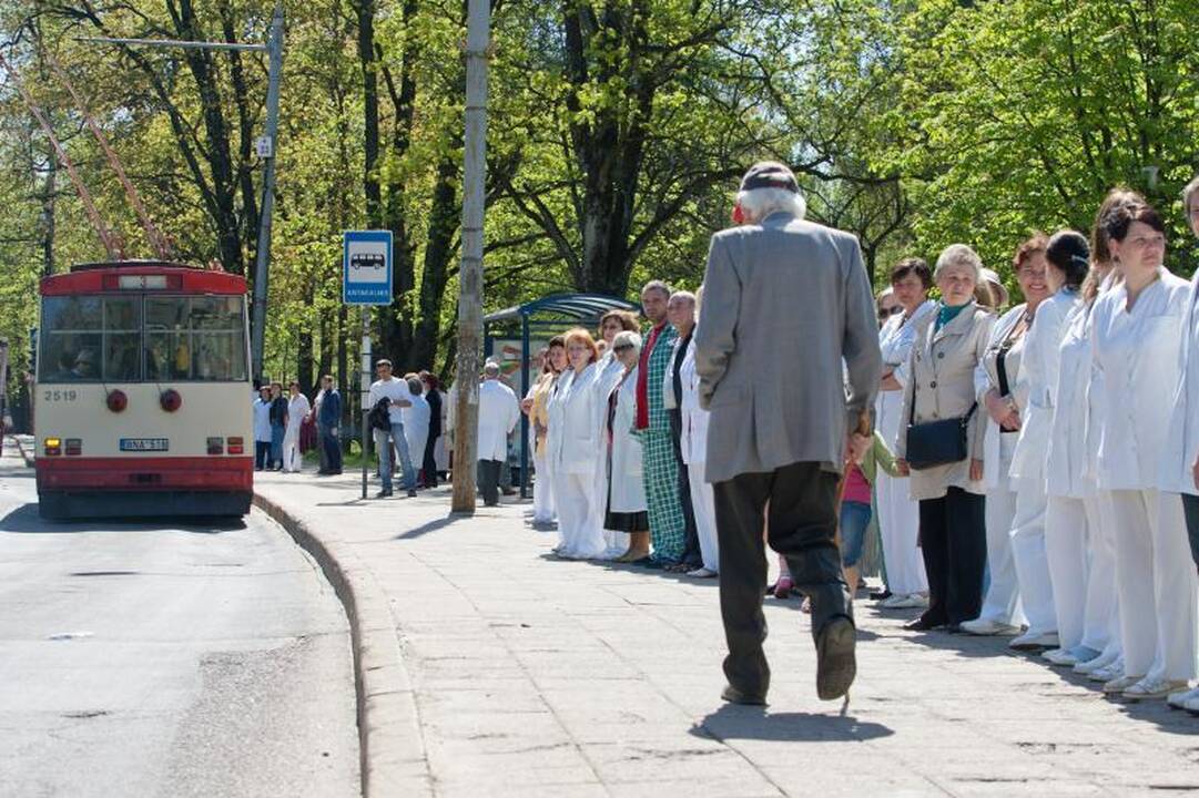 Medikai protestuodami rankomis apjuosė Antakalnio ligoninę 