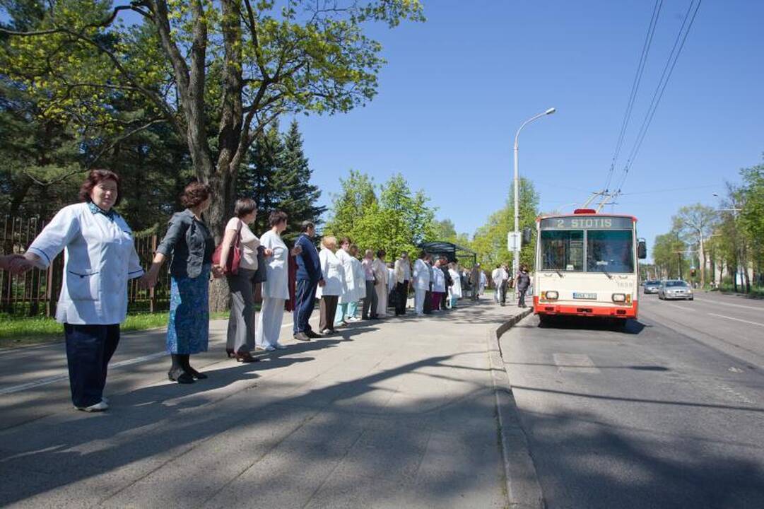 Medikai protestuodami rankomis apjuosė Antakalnio ligoninę 