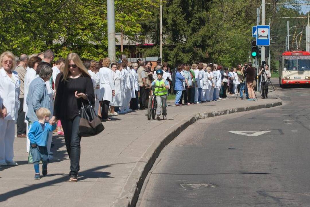 Medikai protestuodami rankomis apjuosė Antakalnio ligoninę 