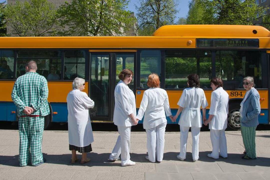 Medikai protestuodami rankomis apjuosė Antakalnio ligoninę 