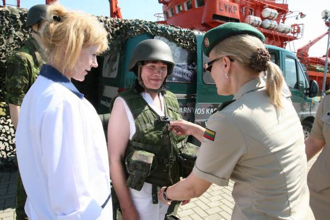Generolas į kariškių šventę Klaipėdoje atvyko motociklu