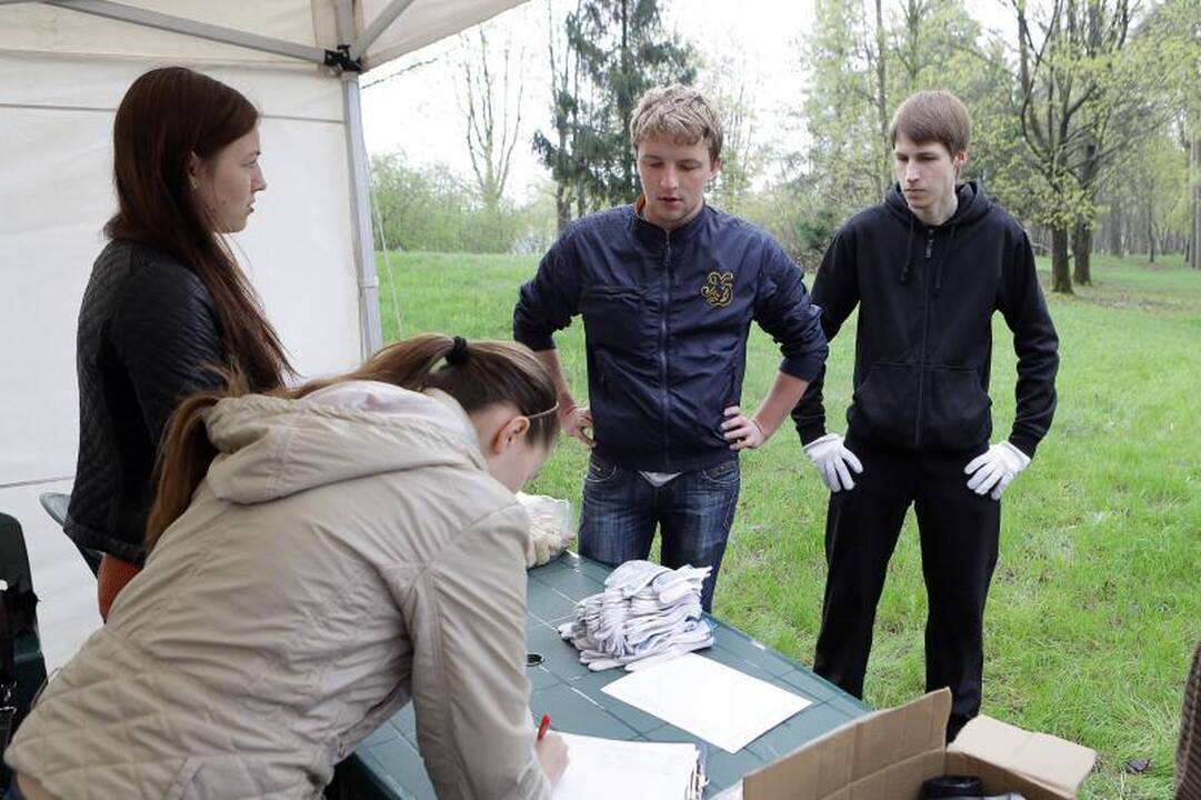 Klaipėdiečiai ėmėsi tvarkyti Jūros parką