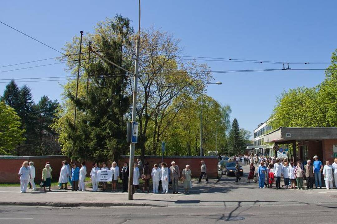 Medikai protestuodami rankomis apjuosė Antakalnio ligoninę 