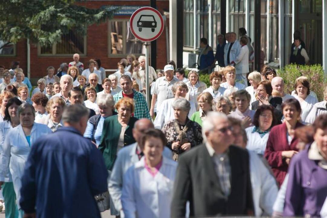 Medikai protestuodami rankomis apjuosė Antakalnio ligoninę 