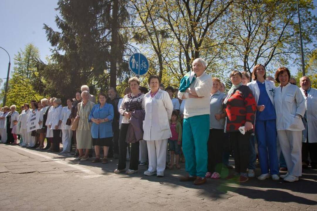 Medikai protestuodami rankomis apjuosė Antakalnio ligoninę 