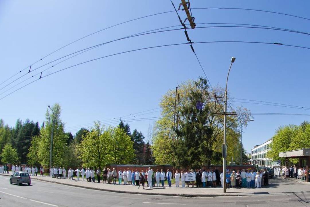 Medikai protestuodami rankomis apjuosė Antakalnio ligoninę 
