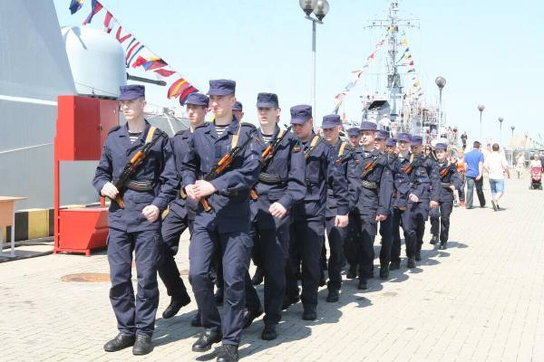 Generolas į kariškių šventę Klaipėdoje atvyko motociklu