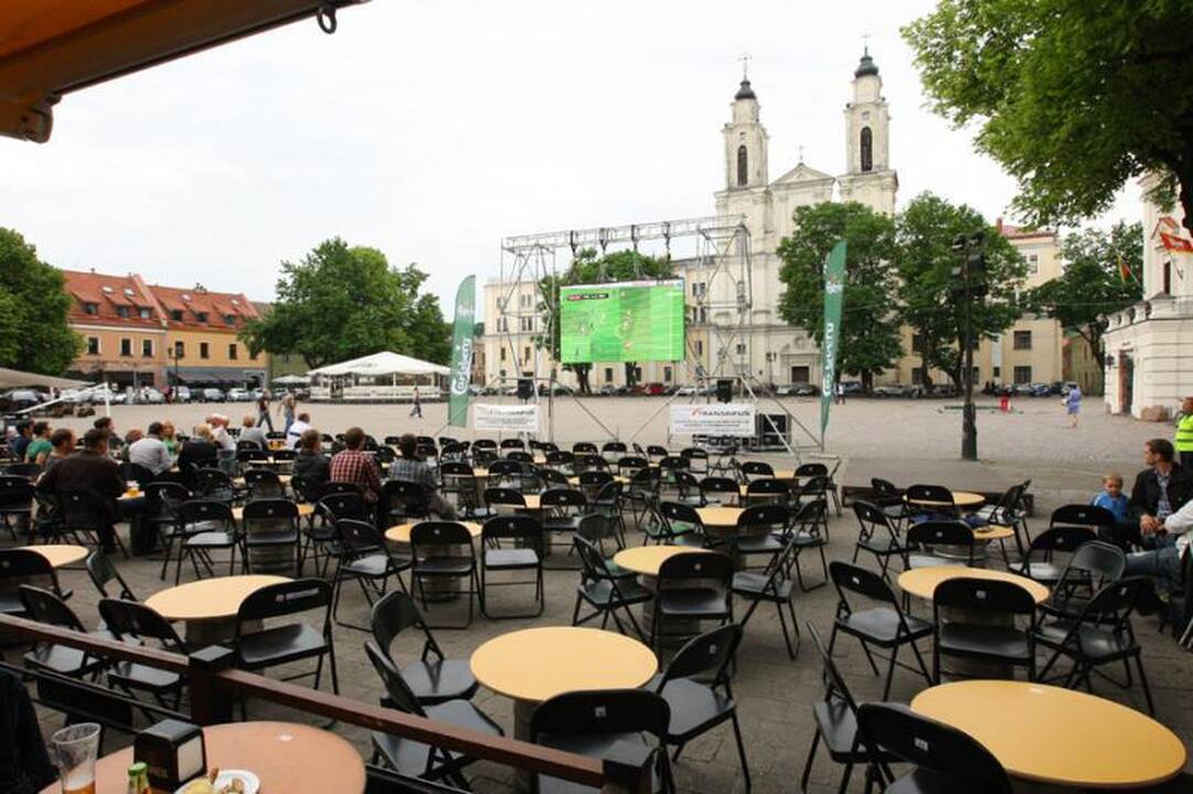 Futbolo karštinė persimetė į Rotušės aikštę