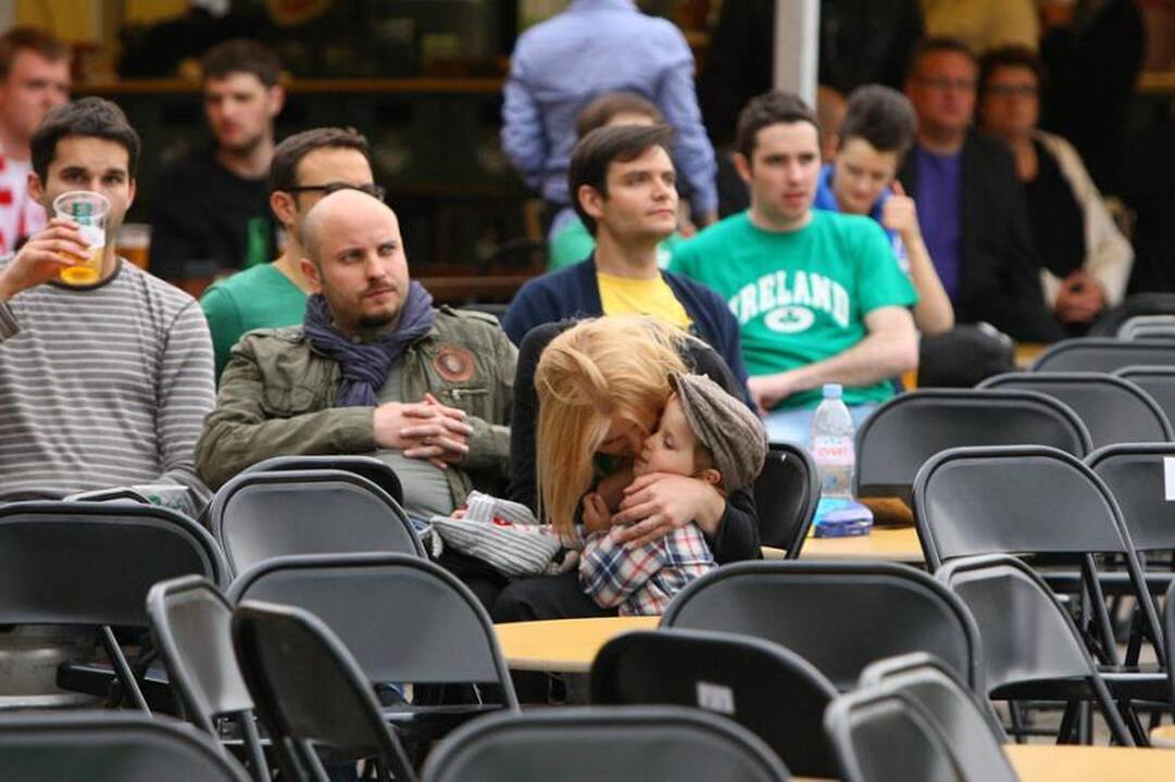 Futbolo karštinė persimetė į Rotušės aikštę