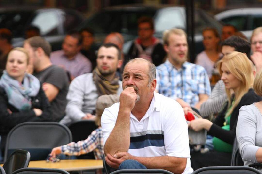 Futbolo karštinė persimetė į Rotušės aikštę