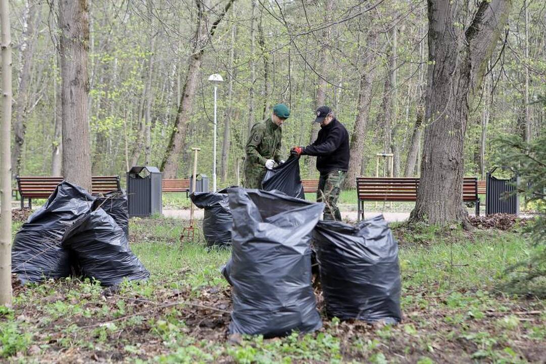 Klaipėdiečiai ėmėsi tvarkyti Jūros parką