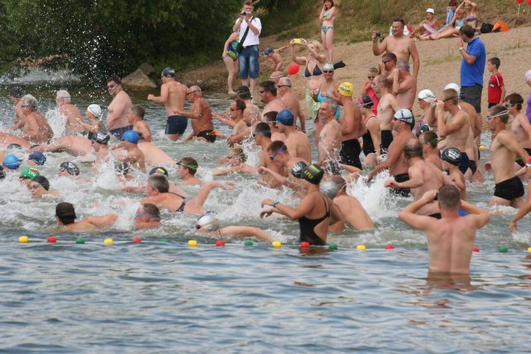 Plaukikai skrodė    Lampėdžių   ežerą   