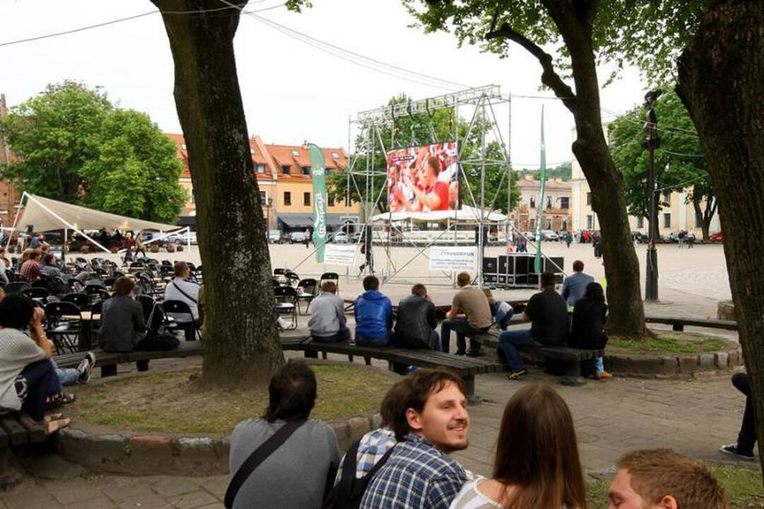 Futbolo karštinė persimetė į Rotušės aikštę