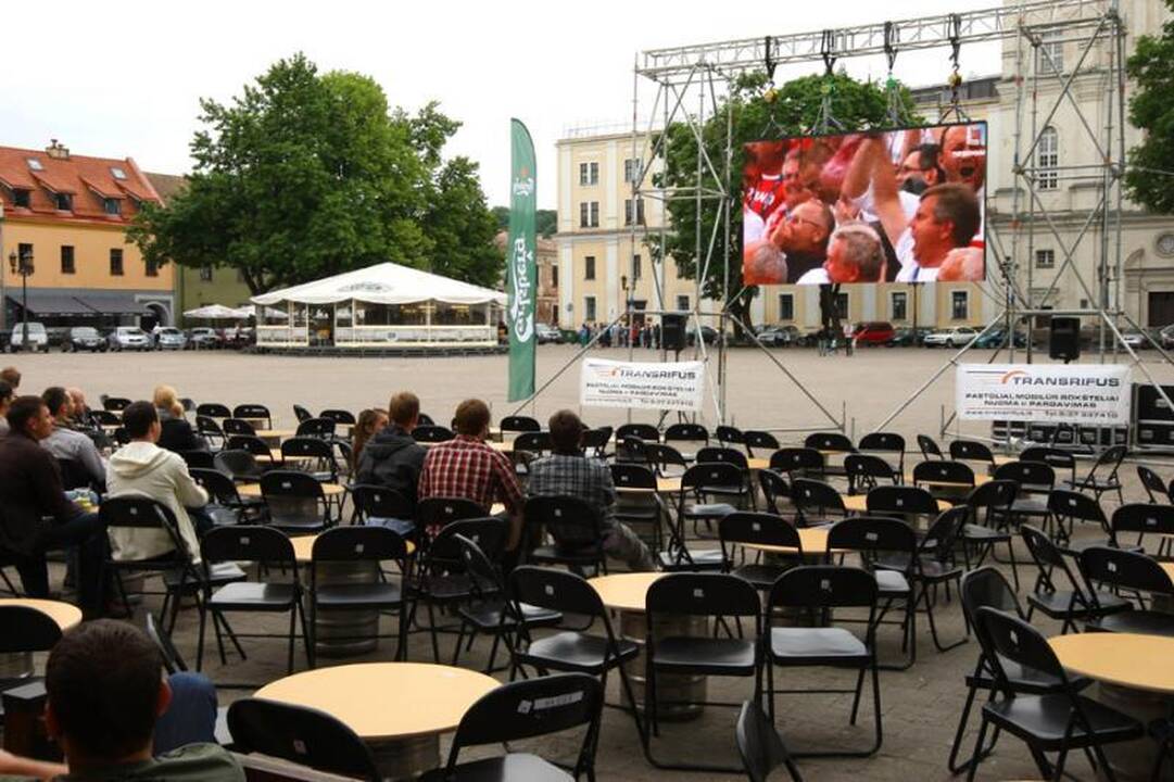 Futbolo karštinė persimetė į Rotušės aikštę