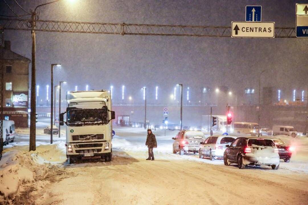 Prie Aleksoto įstrigo vilkikai, mieste pasipylė avarijos, kilo spūstys