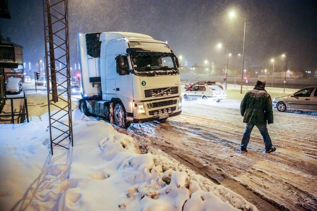 Prie Aleksoto įstrigo vilkikai, mieste pasipylė avarijos, kilo spūstys